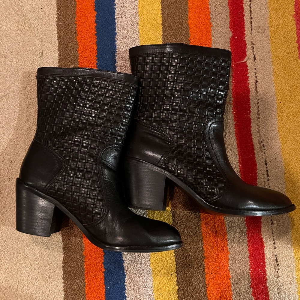 Donald Pliner leather boots woven